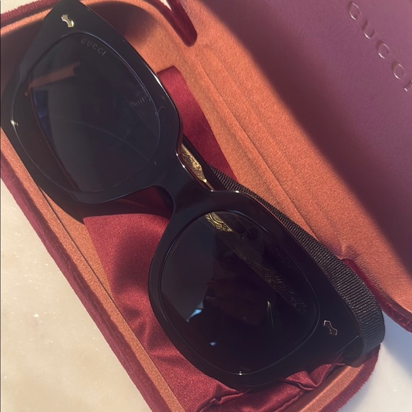 Gucci Black Sunglasses - Picture 9 of 10